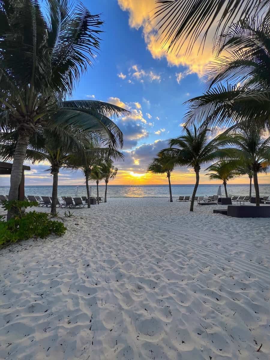 Playa al atardecer